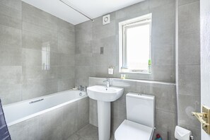 Apartment | Bathroom - Modern 2 Bedroom Lewisham Apartment (London)