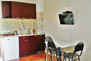 Fridge, stovetop, electric kettle, cookware/dishes/utensils