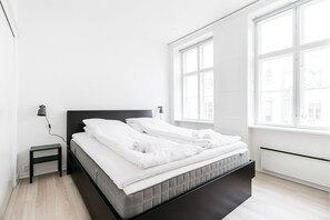 Departamento estándar | 2 habitaciones, escritorio, tabla de planchar con plancha y cunas 
