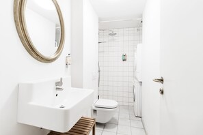 Appartement Standard | Salle de bain | Douche, articles de toilette gratuits, sĂšche-cheveux