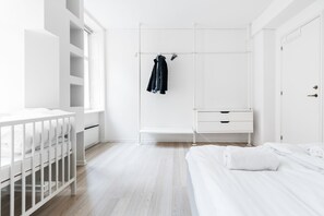 Leilighet – standard | 2 soverom, skrivebord, strykejern/-brett og barnesenger