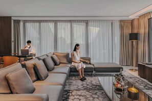 Minibar, Zimmersafe, individuell dekoriert, individuell eingerichtet