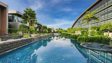 3 piscinas externas, funciona das 8h às 20h, barracas, espreguiçadeiras