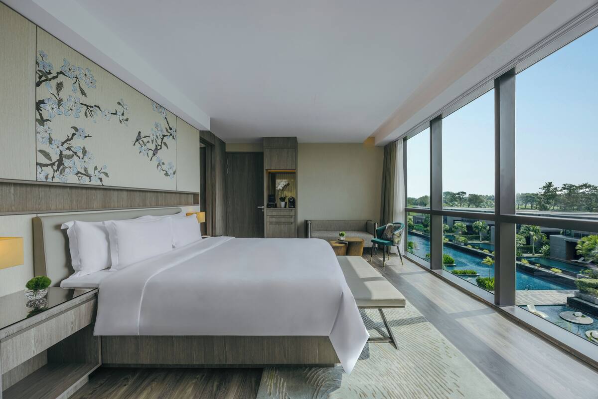 Prestige Verandah Pool View Suite | มินิบาร์, ตู้นิรภัยในห้องพัก, โต๊ะทำงาน, พื้นที่ทำงานแบบใช้แล็ปท็อป
