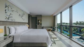 Una habitación de hotel moderna con una cama grande, vistas a una piscina y un balcón.
