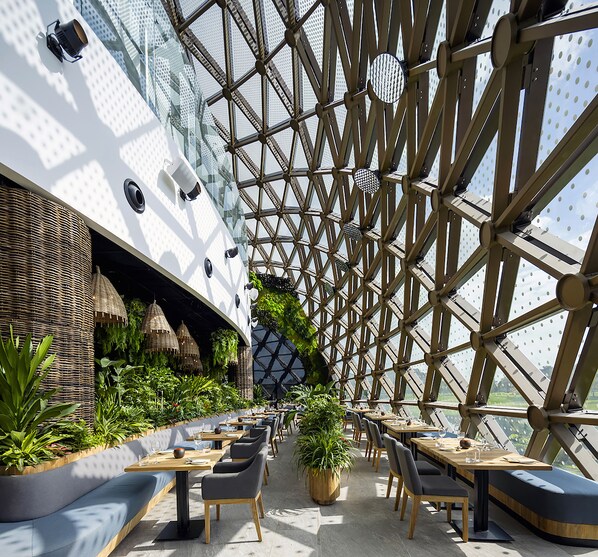 บริการอาหารเช้า อาหารกลางวัน อาหารเย็น, อาหารท้องถิ่นและนานาชาติ