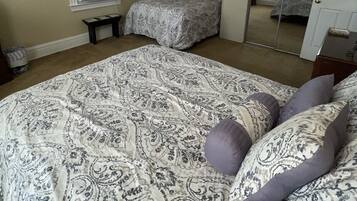 5 Schlafzimmer, Zimmersafe, Schreibtisch, Bügeleisen/Bügelbrett