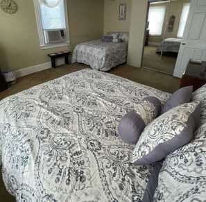 5 chambres, coffres-forts dans les chambres, bureau