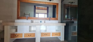 تجهيزات دش، مجففات شعر، مناشف، صابون