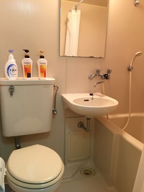 Articles de tocador gratuïts, assecador de cabells i tovalloles