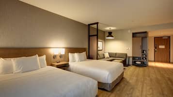 Standardzimmer, barrierefrei, Badewanne (2 Queen Beds & 1 Sofabed) | Wohnbereich