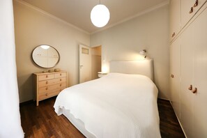 1 bedroom, laptop workspace, iron/ironing board, free cots/infant beds - Brand New Modern Apartment (Athens)