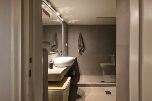 Apartment | Bathroom | Shower, hair dryer, towels, soap - Brand New Modern Apartment (Athens)