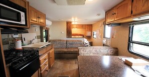 Réfrigérateur, micro-ondes, plaque de cuisson