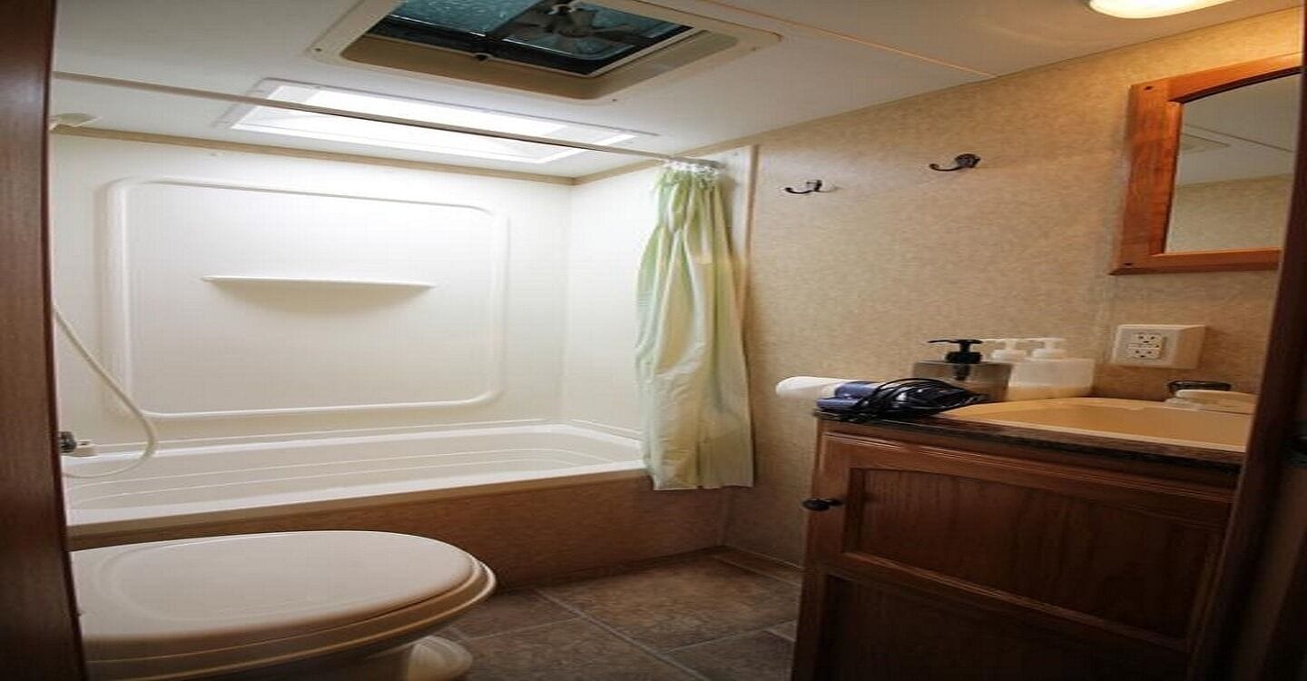 Secador de cabelo, toalhas de banho