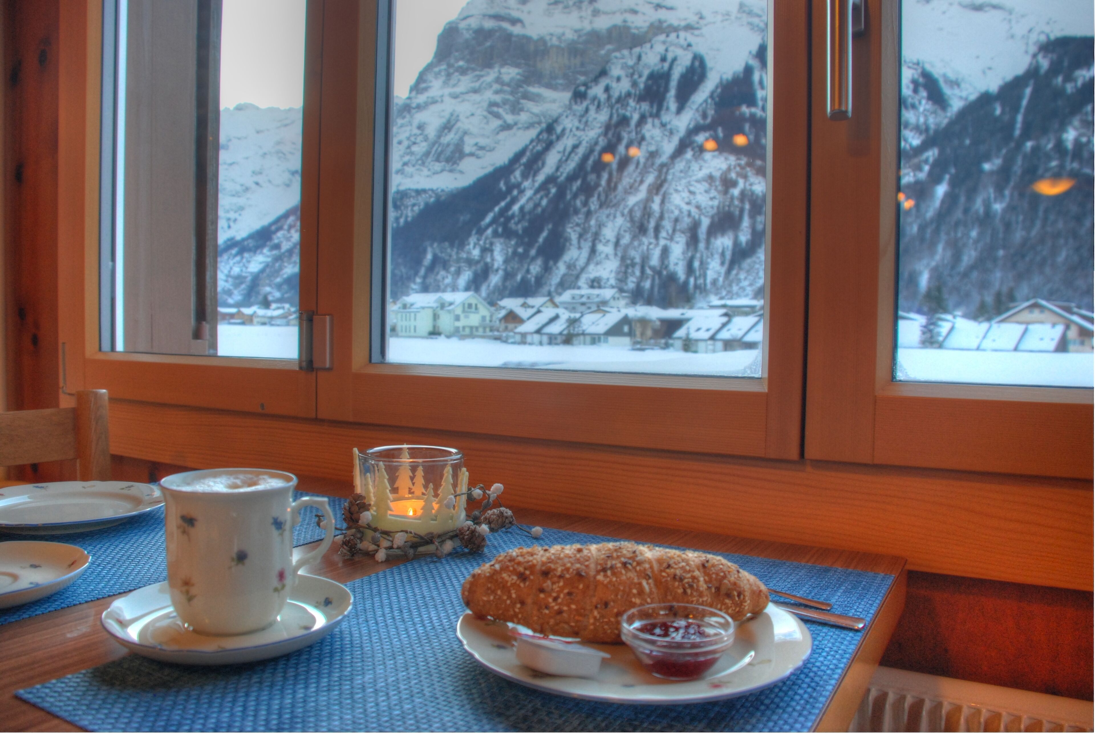 朝食 (ビュッフェ)、毎日提供 (無料)