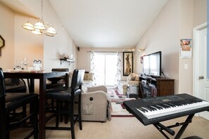 TV, fireplace - 1 Clean & Cozy Private Bedroom with 1 Private Full Bath (Edmonton)