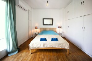 Apartamento, vista para a cidade | Ferros/tábuas de passar roupa, berços grátis, roupa de cama