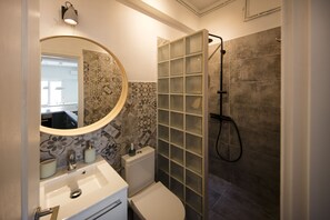 Apartment, City View | Bathroom | Shower, free toiletries, hair dryer, towels