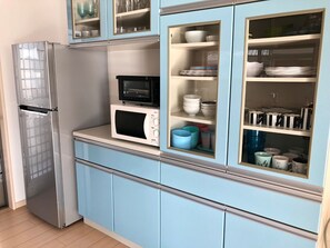 Fridge, microwave, stovetop, cookware/dishes/utensils