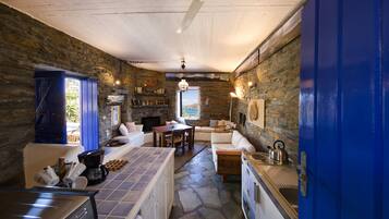 Apartment | Dapur kecil peribadi | Peti sejuk, ketuhar gelombang mikro, dapur, pembancuh kopi/teh