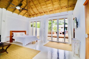 Luxury Cabin | In-room safe, iron/ironing board, free WiFi, bed sheets