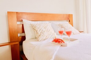 Cabaña de lujo | Caja de seguridad en la habitación y tabla de planchar con plancha