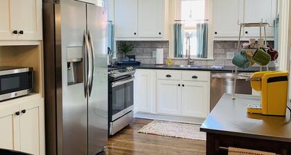 Super Cozy Downtown Rogers -mökki