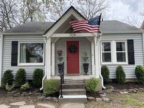 Exterior detail - Super Cozy Downtown Rogers Cottage (Rogers)