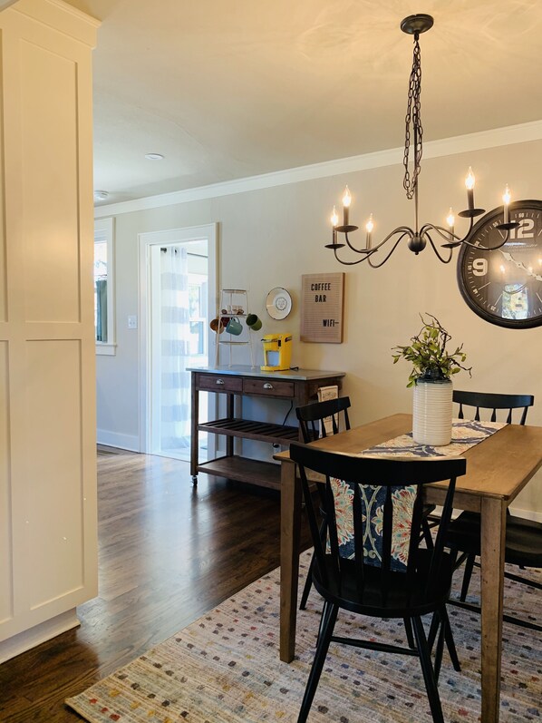 Dining - Super Cozy Downtown Rogers Cottage (Rogers)