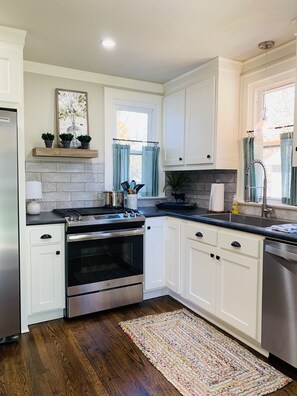 Fridge, microwave, oven, stovetop - Super Cozy Downtown Rogers Cottage (Rogers)