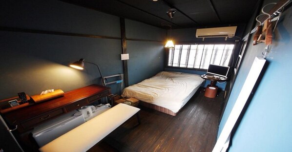 3 makuuhuonetta, työpöytä, silitysrauta/-lauta, internet