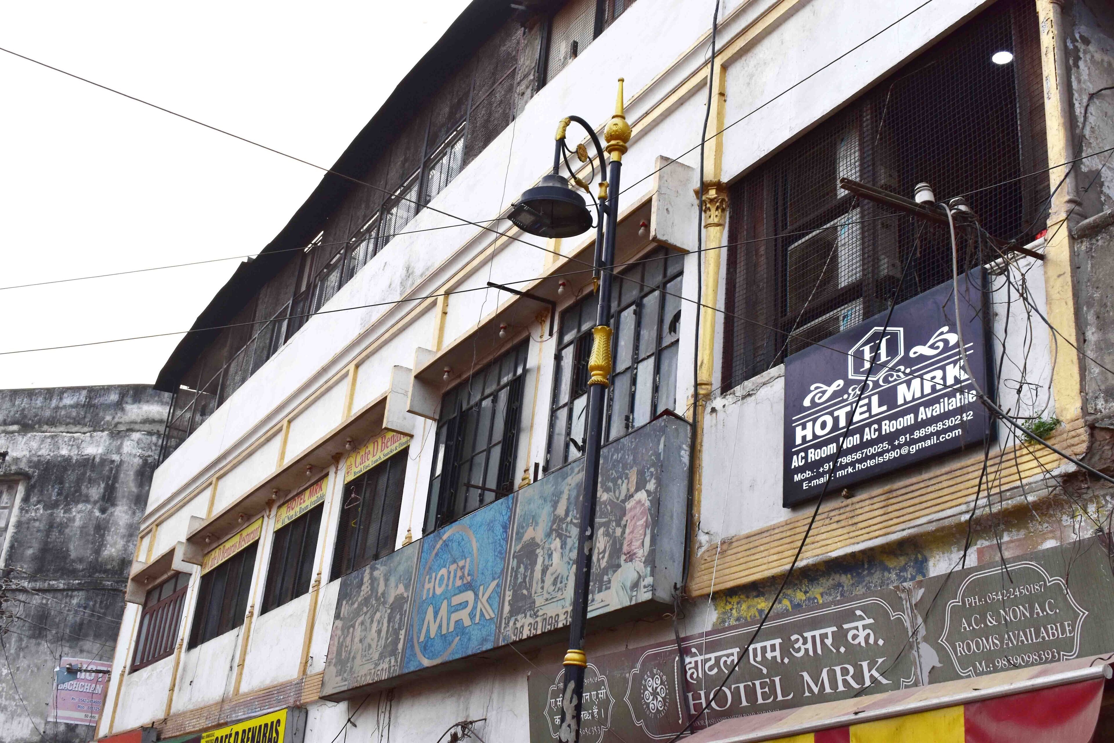 Un edificio con varios letreros que anuncian un hotel llamado "Hotel MRK".