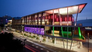 Een modern gebouw met een glazen gevel en een plat dak.