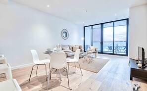 TV - KozyGuru | Fortitude Valley | 2 Bed Apt+Parking (Fortitude Valley)