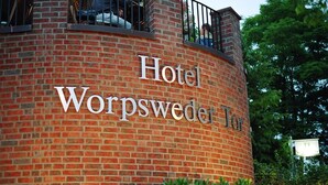 A brick building with the sign "Hotel Wörpsweder Tor". - Hotel Worpsweder Tor (Worpswede)