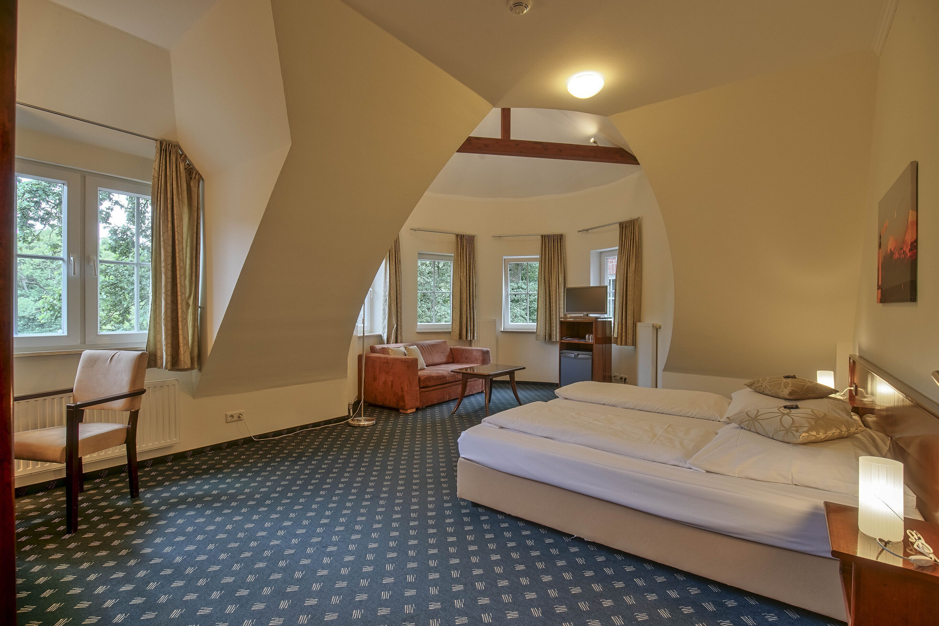 Hypo-allergenic bedding, minibar, desk, free WiFi