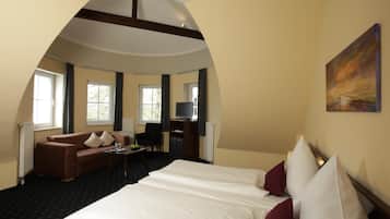 1 bedroom, hypo-allergenic bedding, minibar, desk