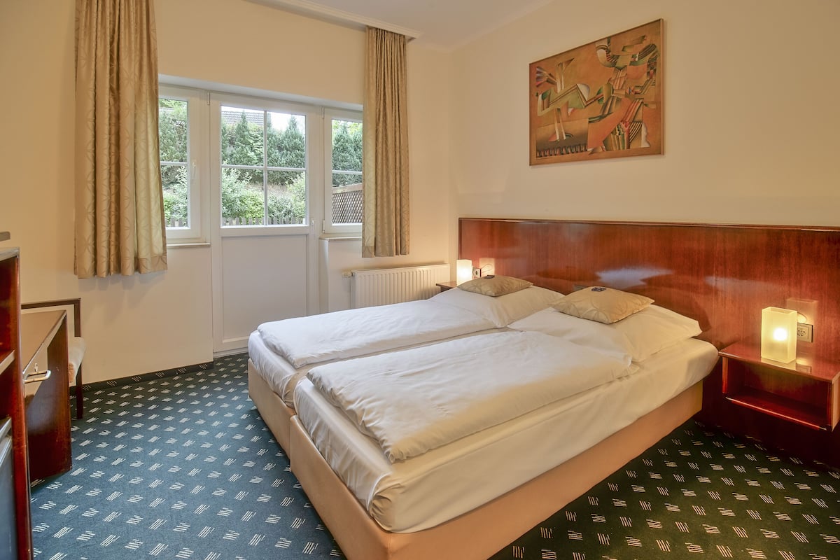 Roupas de cama antialérgicas, frigobar, escrivaninha, Wi-Fi de cortesia