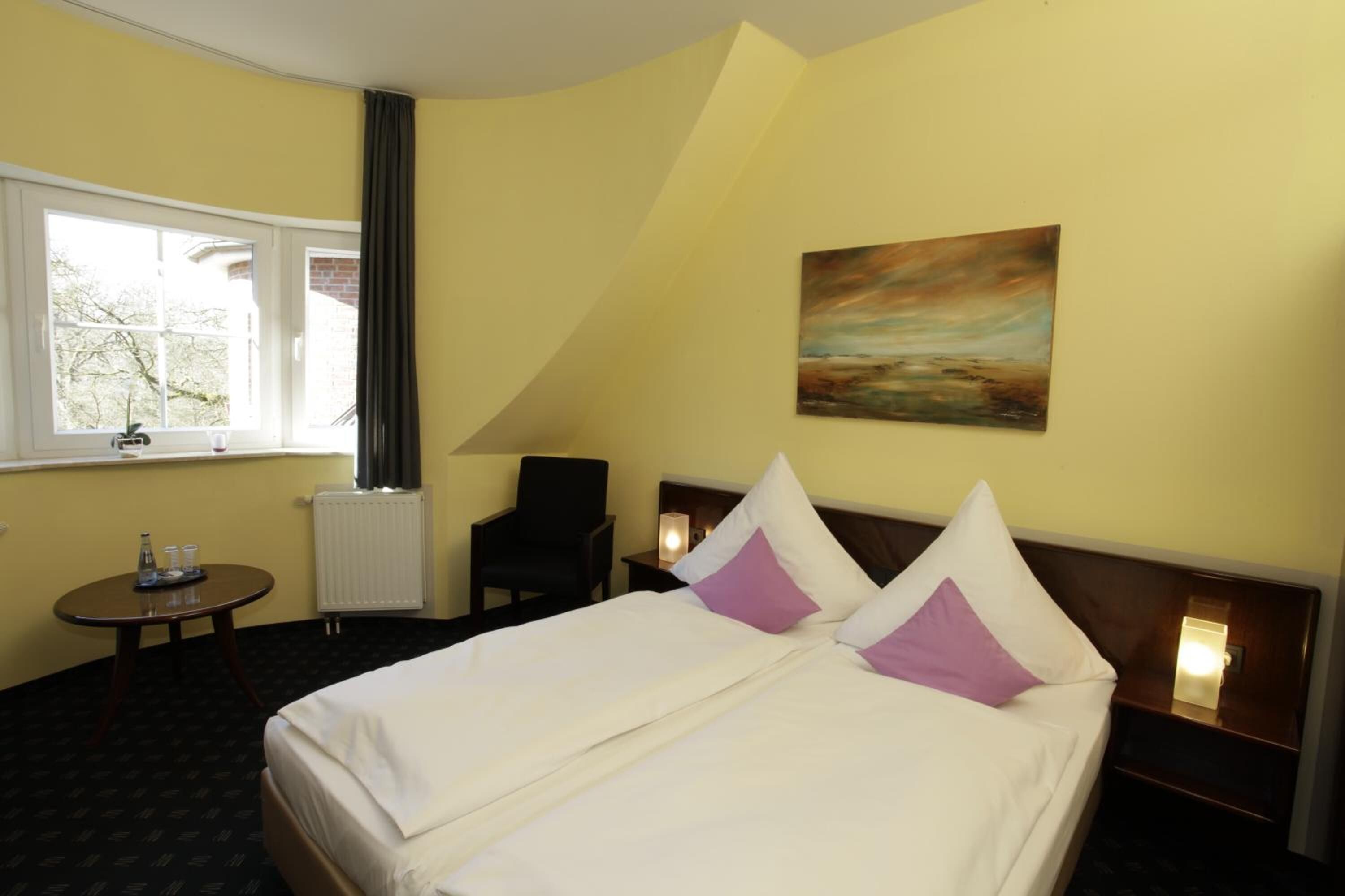 1 bedroom, hypo-allergenic bedding, minibar, desk