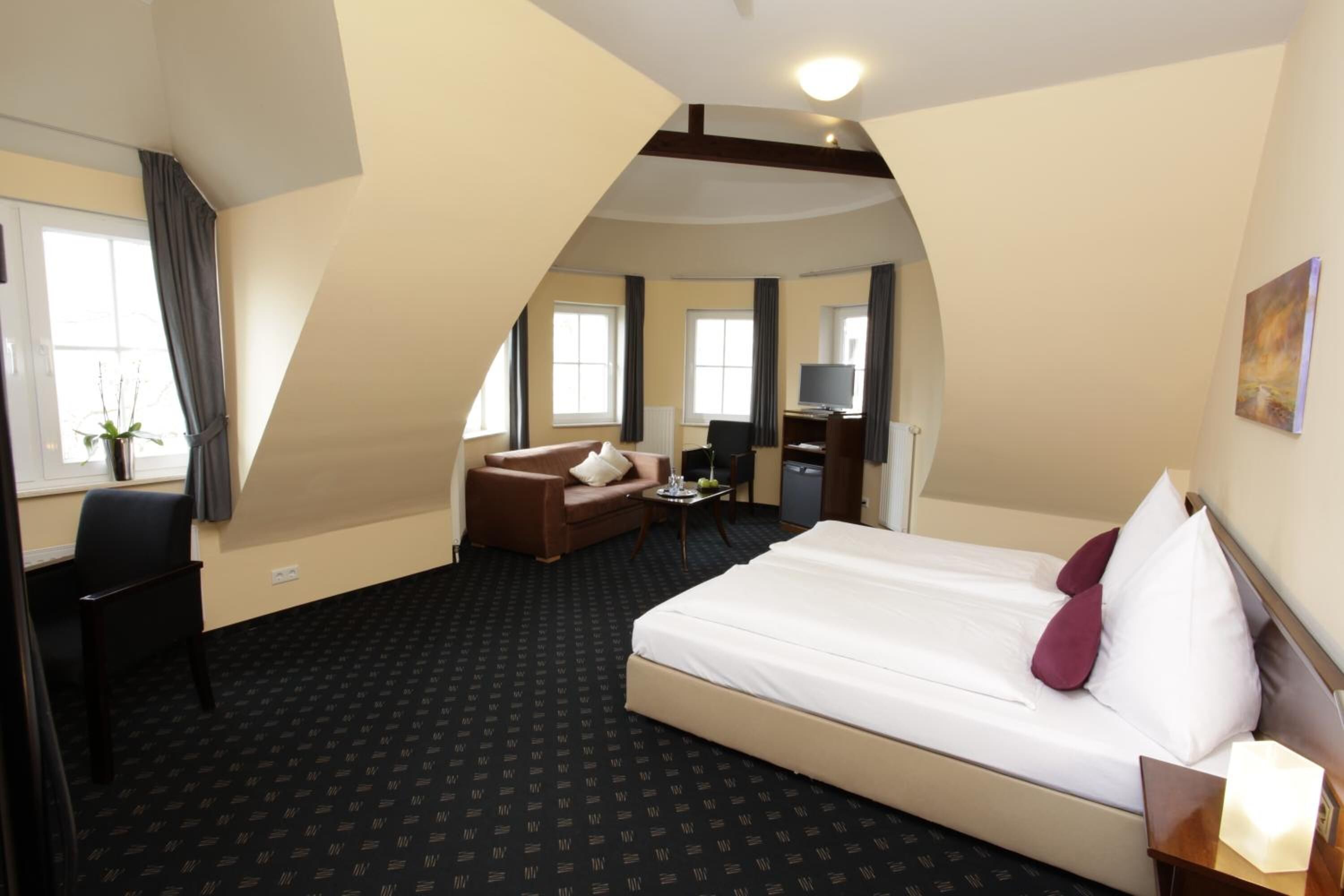 1 bedroom, hypo-allergenic bedding, minibar, desk