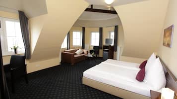 Hypo-allergenic bedding, minibar, desk, free WiFi