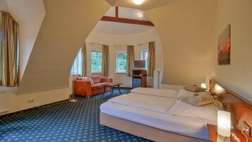 Hypo-allergenic bedding, minibar, desk, free WiFi