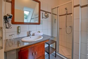 Deep soaking tub, free toiletries, hair dryer, towels - Hotel Worpsweder Tor (Worpswede)