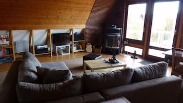 Flat-screen TV, fireplace, DVD player