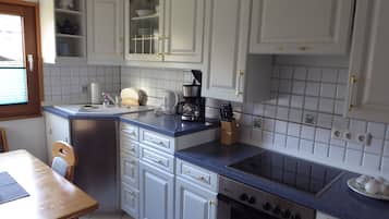 Basic Townhome, 1 Bedroom, Mountain View, Garden Area | Private kitchen | Full-sized fridge, microwave, oven, stovetop