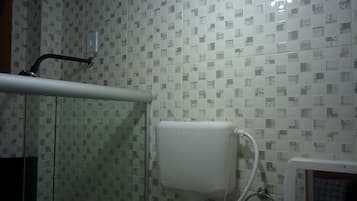 Quarto casal | Banheiro | Chuveiro, toalhas de banho, shampoo, papel higiênico