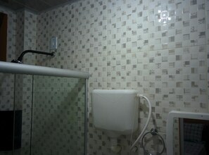 Chambre Double | Salle de bain | Douche, serviettes fournies, shampoing, papier toilette