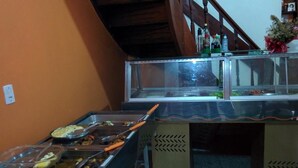 A buffet setup with various food containers and utensils. - Hotel e restaurante Toraryca (Belém)