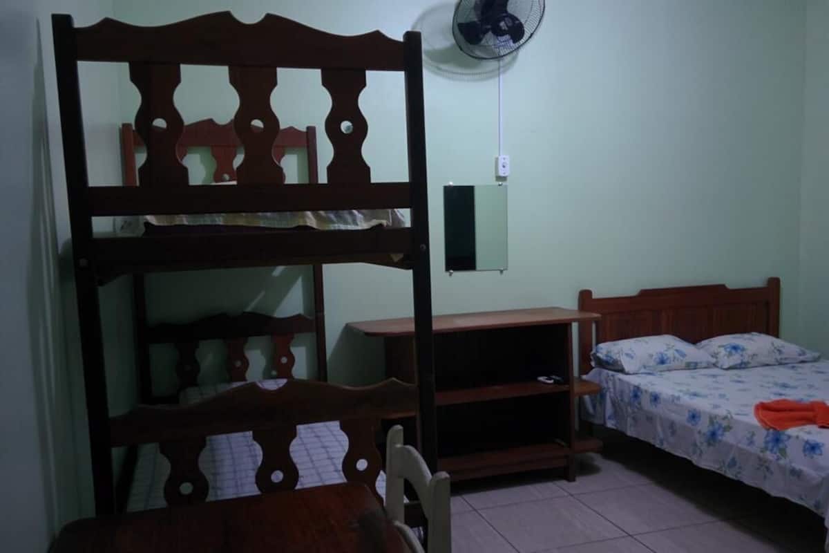 Chambre quadruple | Minibar, accĂšs au Wi-Fi (inclus), literie fournie